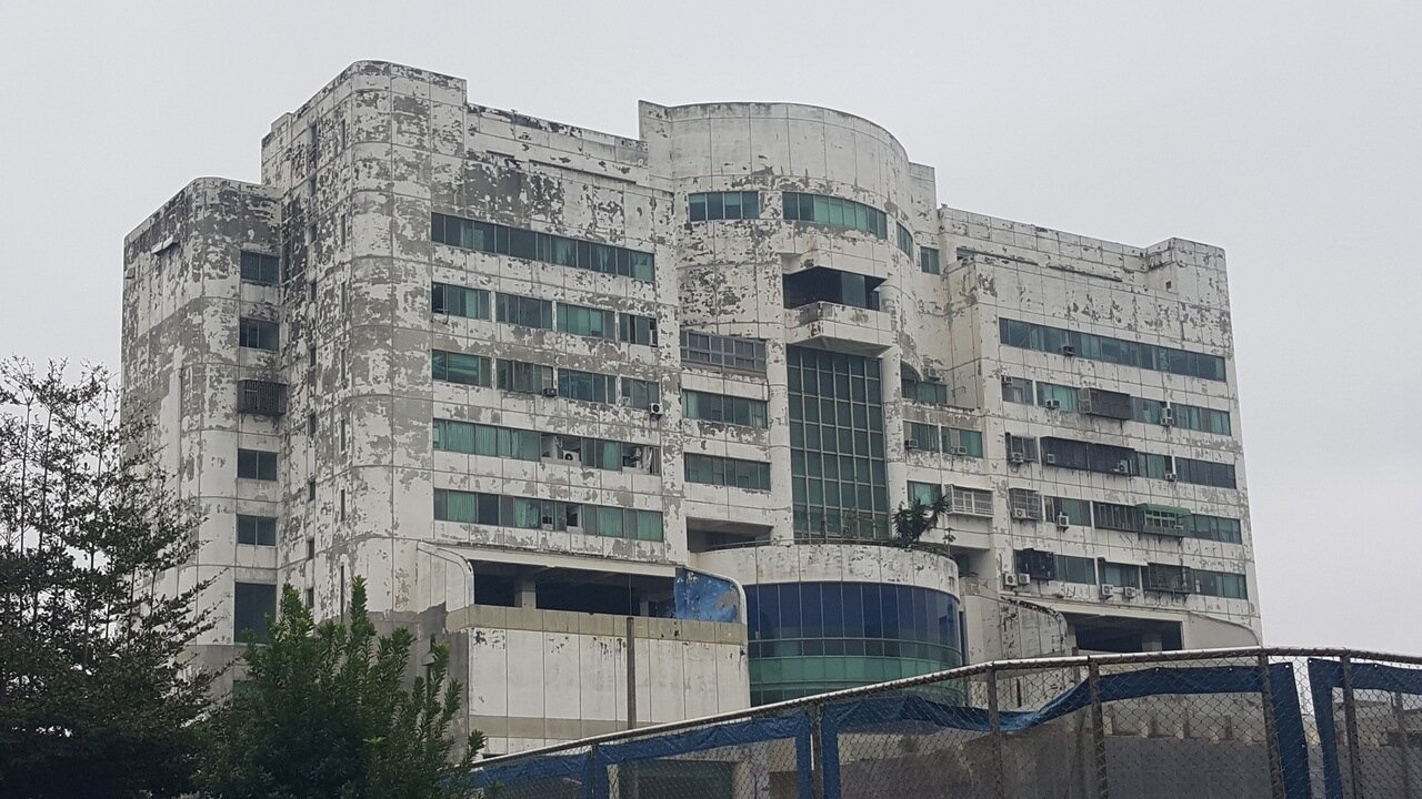 苗栗縣政府因應高雄城中城事件,去年底專案清查縣內住商混合大樓相關缺失並要求限期改善。記者胡蓬生/攝影