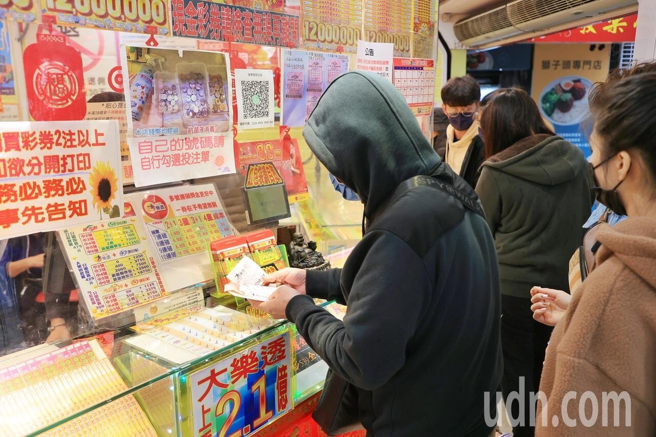 今(10日)晚威力彩頭獎11.5億元,台彩表示未開出,創下連32摃紀錄,下期2月14日開獎的威力彩預估銷售5億元,頭獎累積金額預估為上看12.5億元。 聯合報系資料照片/記者林伯東攝影