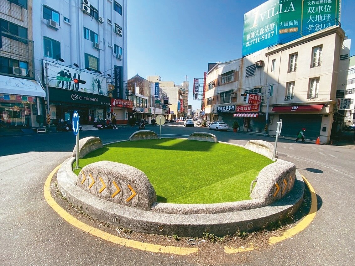 彰化市三角公園蓮花燈塔拆除後,現場鋪設人工草皮,又被批評「像極了墳墓」。記者劉明岩/攝影