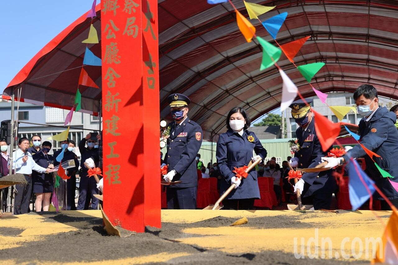 雲林縣警察局長李謀旺（右二）、縣長張麗善（右三）等人今天為西螺警分局新建工程執鏟動土，新廳舍預計明年12月完工。記者陳苡葳／攝影 