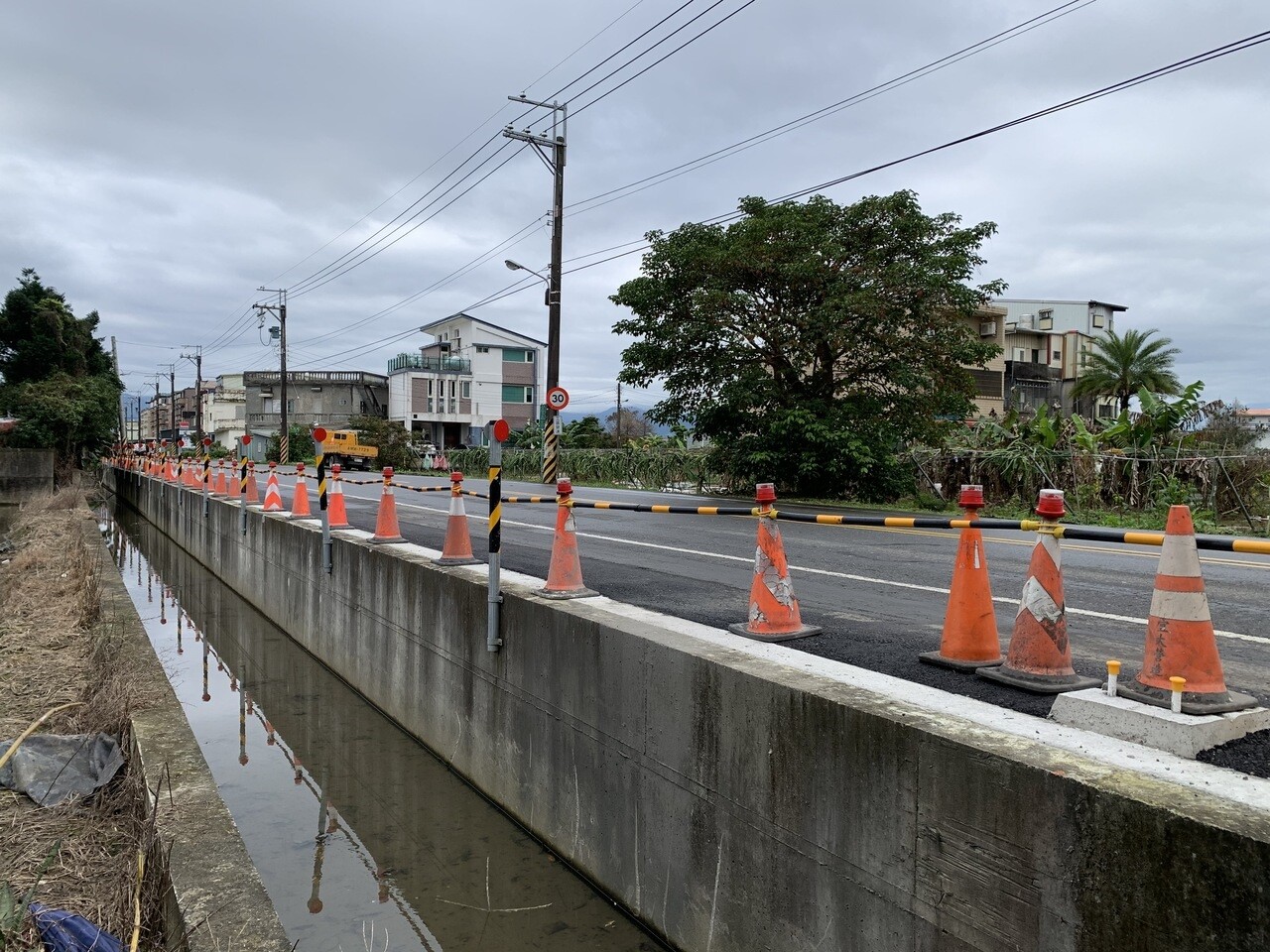 宜蘭市南橋路道路改善工程整合台水老舊管線汰換、孔蓋下地，以及台電纜線地下化等。記者林佳彣／攝影 