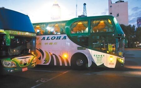 不敵疫情衝擊,阿羅哈客運去年12月一度公告停駛,經公路總局協調後才繼續經營。不料未滿2個月,業者昨再度公告只營運到2月18日,19日起停駛。(本報資料照片)