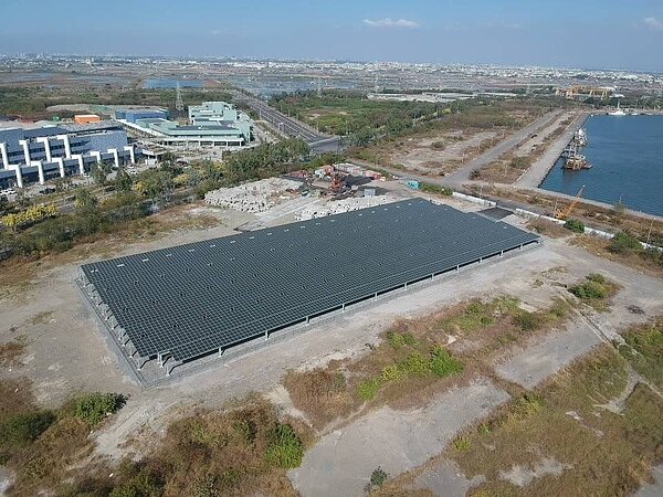 高雄市交通局於茄萣區興達港周邊閒置停車場建置高雄首座兆瓦級太陽能光電停車場,預計每年發電度數可供約389戶家庭供電使用。圖/高雄市交通局提供