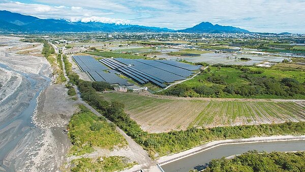 台東市公所將閒置垃圾掩埋場活化作為綠能發電，成為台東目前最大光電場。（民眾提供／蔡旻妤台東傳真）