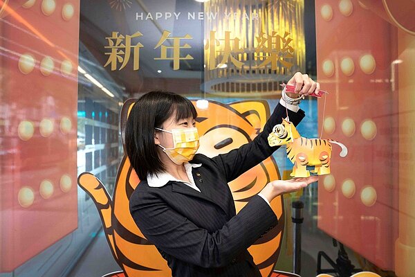 今年是虎年,永慶房屋特別推出金虎花燈。圖/永慶房產提供