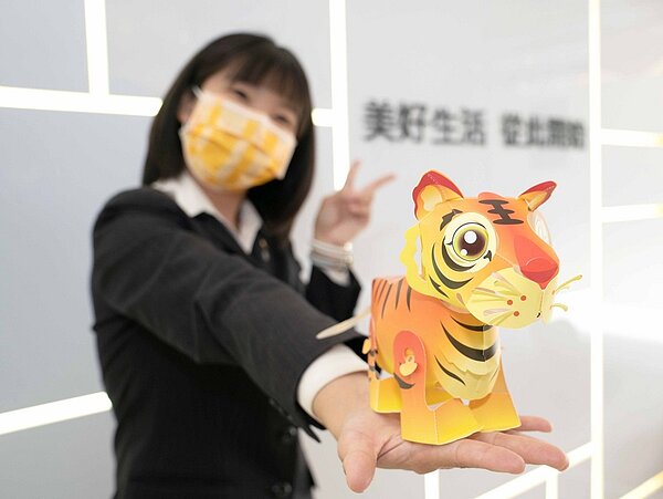 永慶房屋金虎花燈組裝步驟簡單,大朋友小朋友都可以動手做。/永慶房產提供