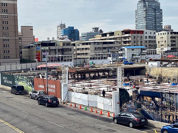 「護國神山」台積電續擴廠 中科生活圈房市再爆發? 中科生活圈屋齡五年內住宅大樓成交單坪均價落在3字頭,與寶輝「VILLAGE」城區開發案均價約6字頭,整體行情差距近4成。圖/業者提供