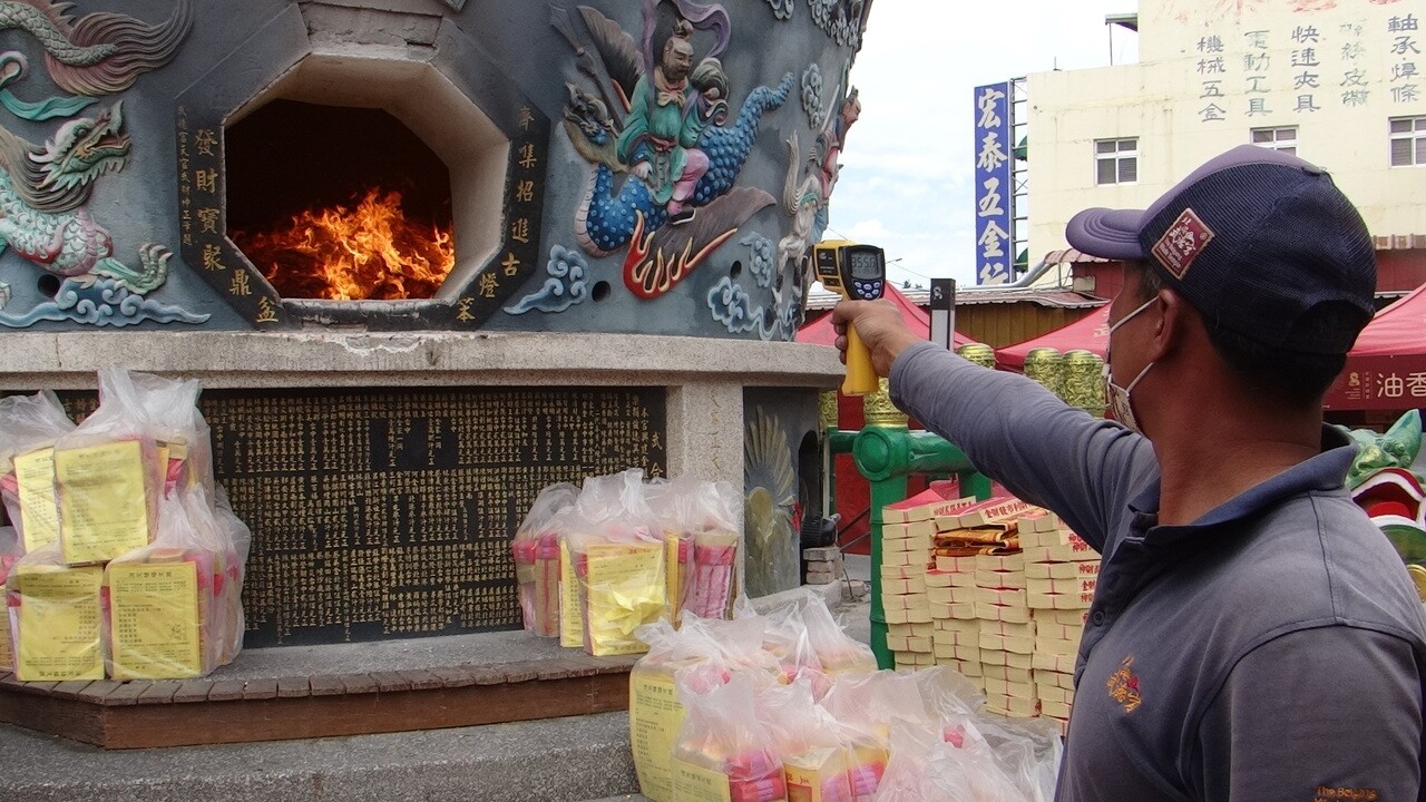 曾獲金氏世界紀錄的北港武德宮金爐被指過年期間每天24小時燒金燒不停擔心空汙，廟方強調排放符合標準，所見排出白煙均是水蒸汽。記者蔡維斌／攝影 