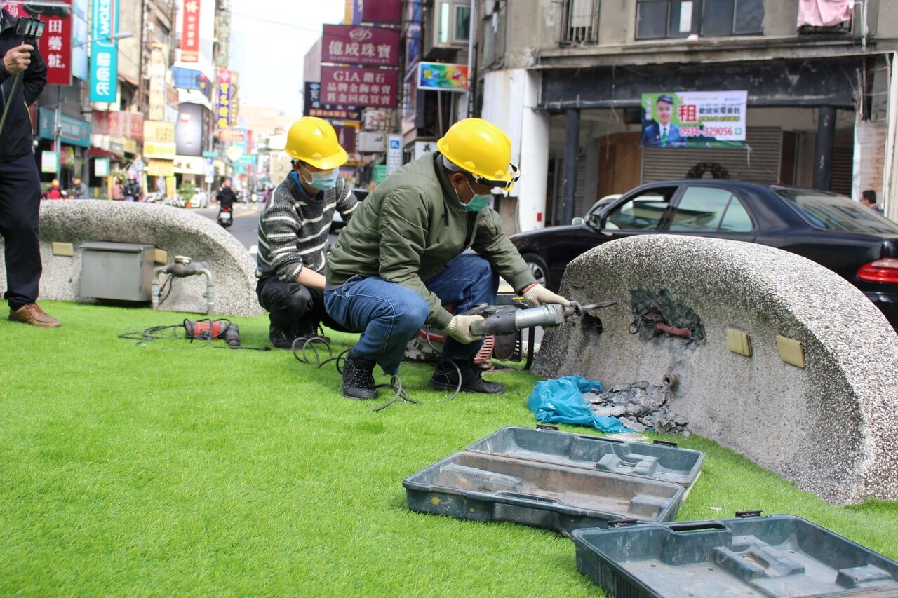 被譏為彰化最醜公共建物的彰化市三角公園蓮花燈塔拆了卻被譏像墳墓,公所今雇工拆除石台。記者林敬家/攝影