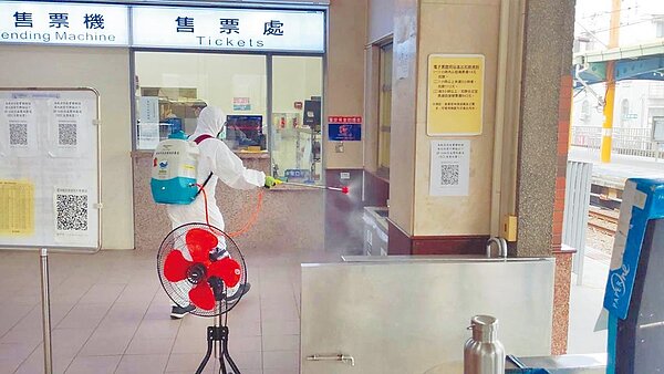 台南市某私立高中女學生確診，2月7、8、9日3天曾到校參加營隊，都從大橋火車站搭乘台鐵區間車前往岡山站，火車站已完成清消。（台南市政府提供／曹婷婷台南傳真）