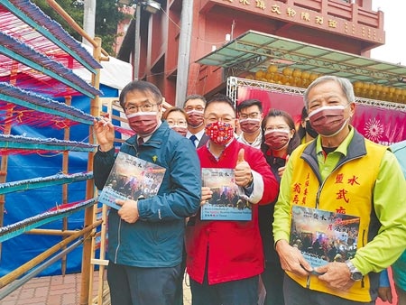台南鹽水蜂炮將於元宵節登場，台南市長黃偉哲（左）呼籲民眾做好防疫措施，快快樂樂地參與鹽水蜂炮。（劉秀芬攝）