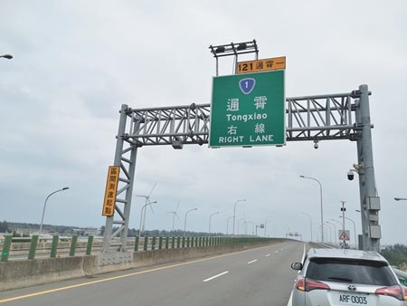 
台61線西濱快速道路通霄段區間測速照相設備，將從2月16日上午8時恢復取締。（謝明俊攝）

