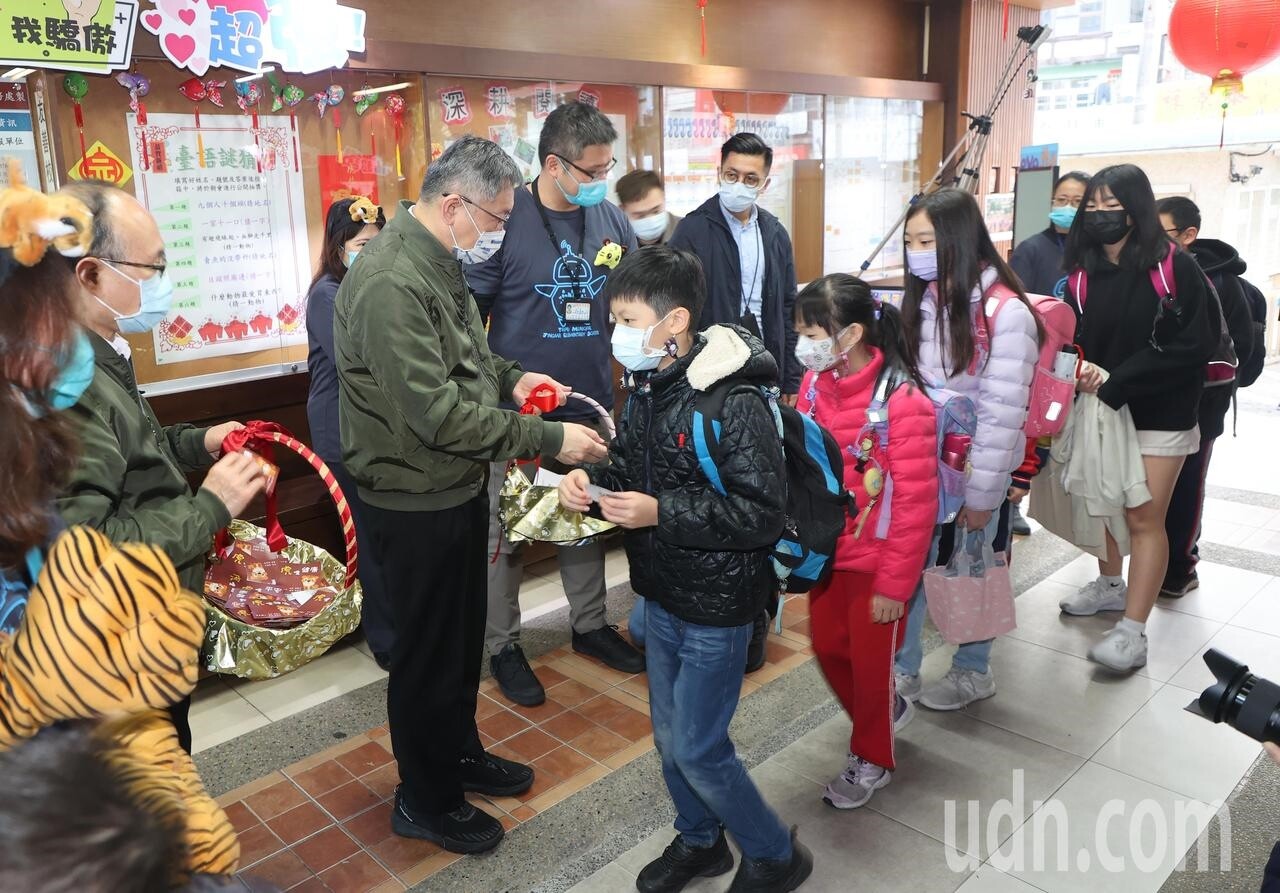 昨天是開學日，台北市長柯文哲一早到景美國小向學童致意，受訪時對於北市是否微解封表示觀察到15日決定。 記者潘俊宏／攝影 