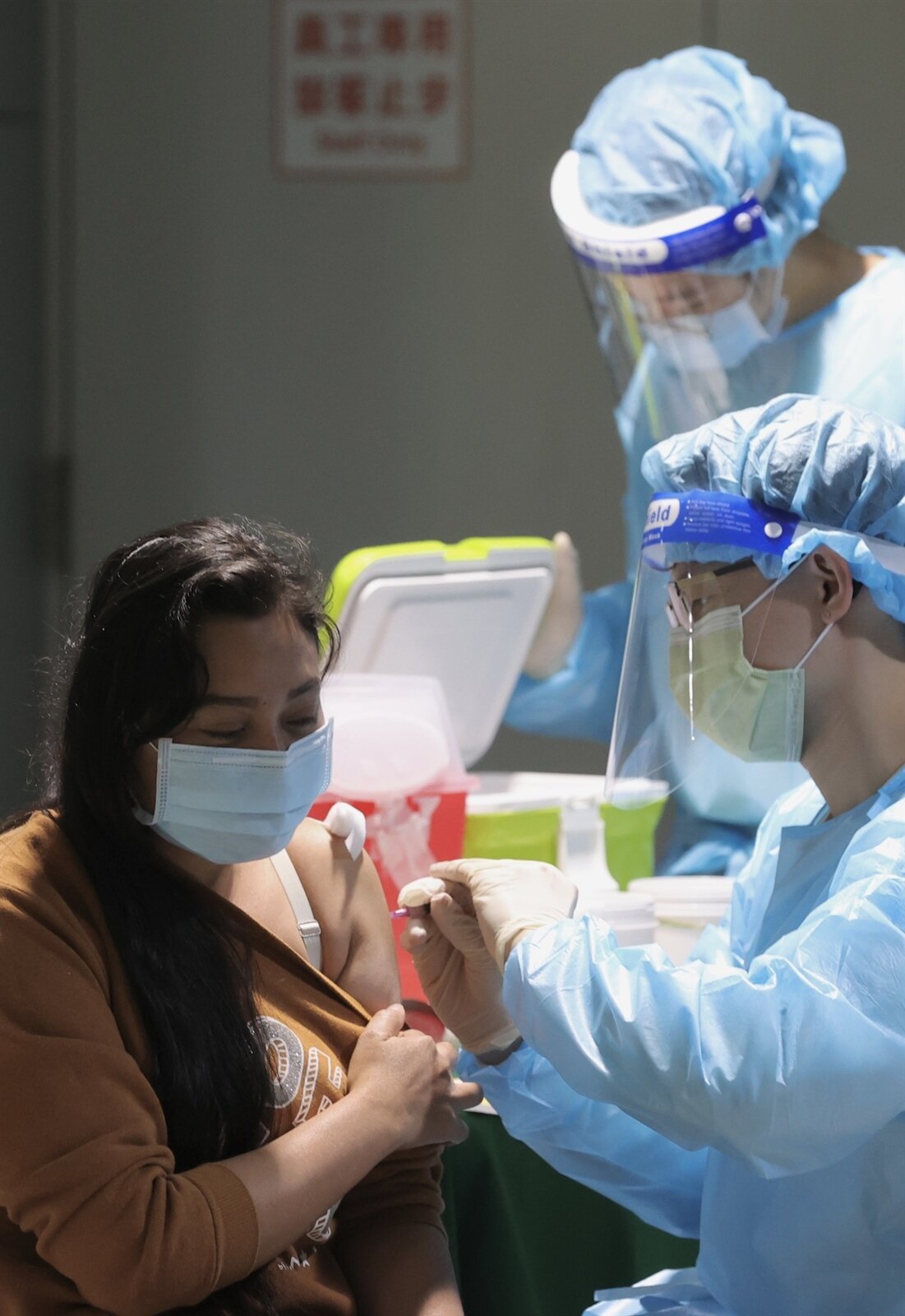 中研院今發表對抗Omicron病毒株的mRNA疫苗,未來若有政府及廠商協助技轉,進行量產及臨床實驗,就可能有疫苗問世。圖為日前台北市捷運松山站中型施打站為民眾進行高端疫苗注射。圖/聯合報系資料照