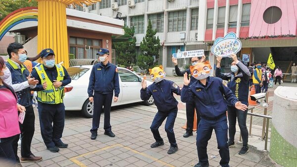 台南市警一分局文化派出所的警專實習生，因戴上紙摺老虎頭套唱歌跳舞協助執行護童勤務，引發議論。（南市警一分局提供／洪榮志台南傳真）

