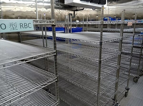 新竹捐血中心血庫存量告急,今日出庫所剩血袋後,O、A型血庫空蕩蕩的景象令人吃驚。圖/新竹捐血中心提供