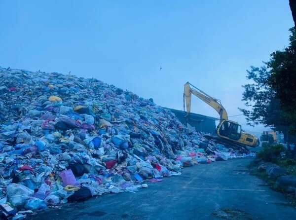 埔里鎮清潔隊堆置站垃圾堆積如山，幾乎淹沒旁邊辦公室。圖／埔里鎮公所提供