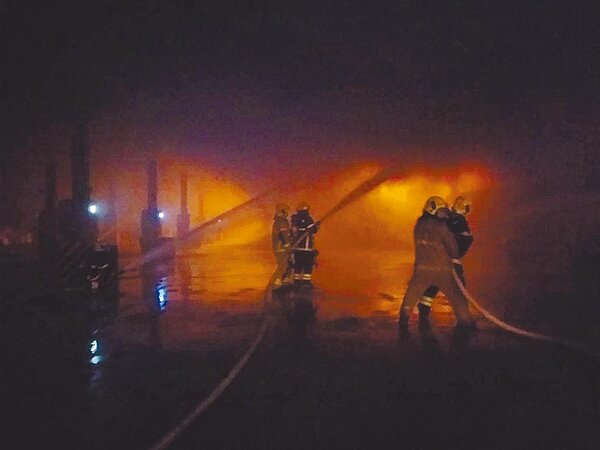 高雄市小港區南區資源回收廠發生火警，消防員奮力撲滅火勢。（高雄市消防局提供／洪靖宜高雄傳真）