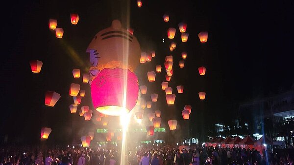 20呎萌「虎」主燈升空,8波800盞天燈照亮平溪。記者游明煌/攝影