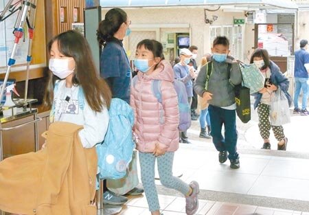 專家建議,面對Omicron與後續變異株,幼兒接種疫苗已經是不可迴避的議題。圖為景美國小學生們拿著大包小包的行李進入校園迎接新學期到來。(趙雙傑攝)