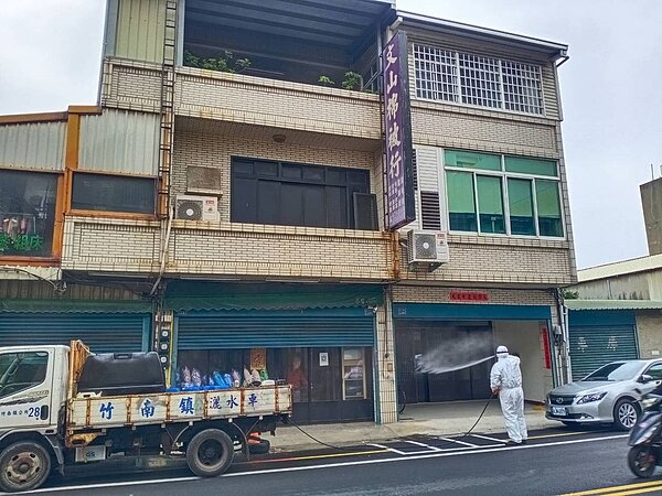 苗栗縣傳出家族五口染疫,環保單位進行清消。圖/苗栗縣政府提供