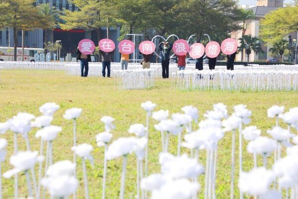 迎接情人節，台南市觀旅局在永華市政中心旁的西拉雅廣場，以「浪漫花海．愛在台南」為主軸，布置逾3萬朵白色玫瑰花燈，歡迎浪漫拍照。圖／觀旅局提供