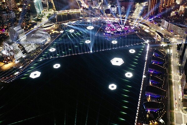 一夕爆紅的大港虎橋傳有確診者佇足長達11小時，後市府又撤除相關足跡，啟人疑竇。圖／高市府提供