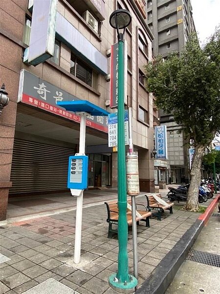 台北市議員鍾佩玲發現,重慶北路3段某智慧站牌設置因委外設計不當,導致現場呈現路燈、傳統公車站牌及智慧型站牌「多桿林立」的窘況,背離市府減桿目標也毀壞市容,讓民眾眼花撩亂。圖/鍾佩玲提供