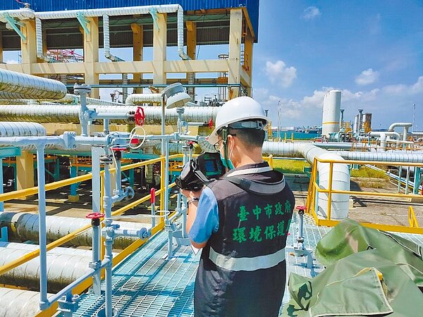 台中市環保局引進高科技儀器,監測、稽查並取締違法排放揮發性有機物,頗見成效。圖/台中市環保局提供
