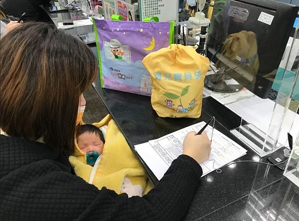 民眾帶著小孩申請生育獎勵金示意圖。圖/新北市政府提供