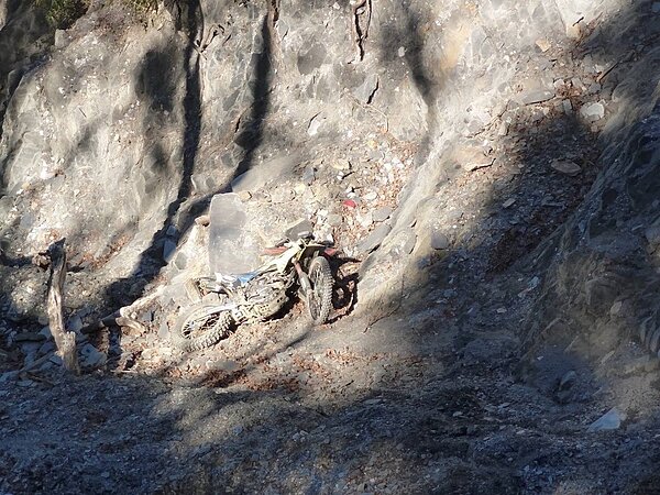 南投縣信義鄉丹大林道從上月24日起開放二輪車輛進入後,人車墜谷狀況頻傳。圖/南投縣消防局提供