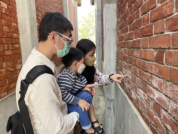 台南「隆田ChaCha文化資產教育園區」內建築紅磚牆上有不少白斑,引發遊客的好奇。圖/文化局提供