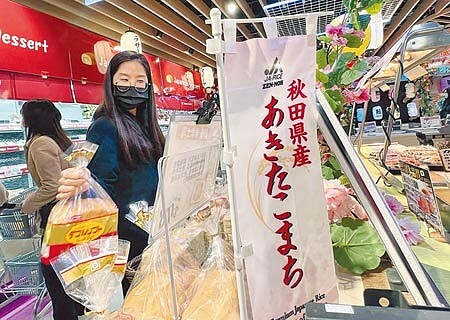 行政院8日宣告放寬日本福島周邊5縣市食品管制,引發各界關注爭議,民眾在賣場內選購日本進口食品。(范揚光攝)(新聞示意圖,圖中賣場並未販售福島災區食品)