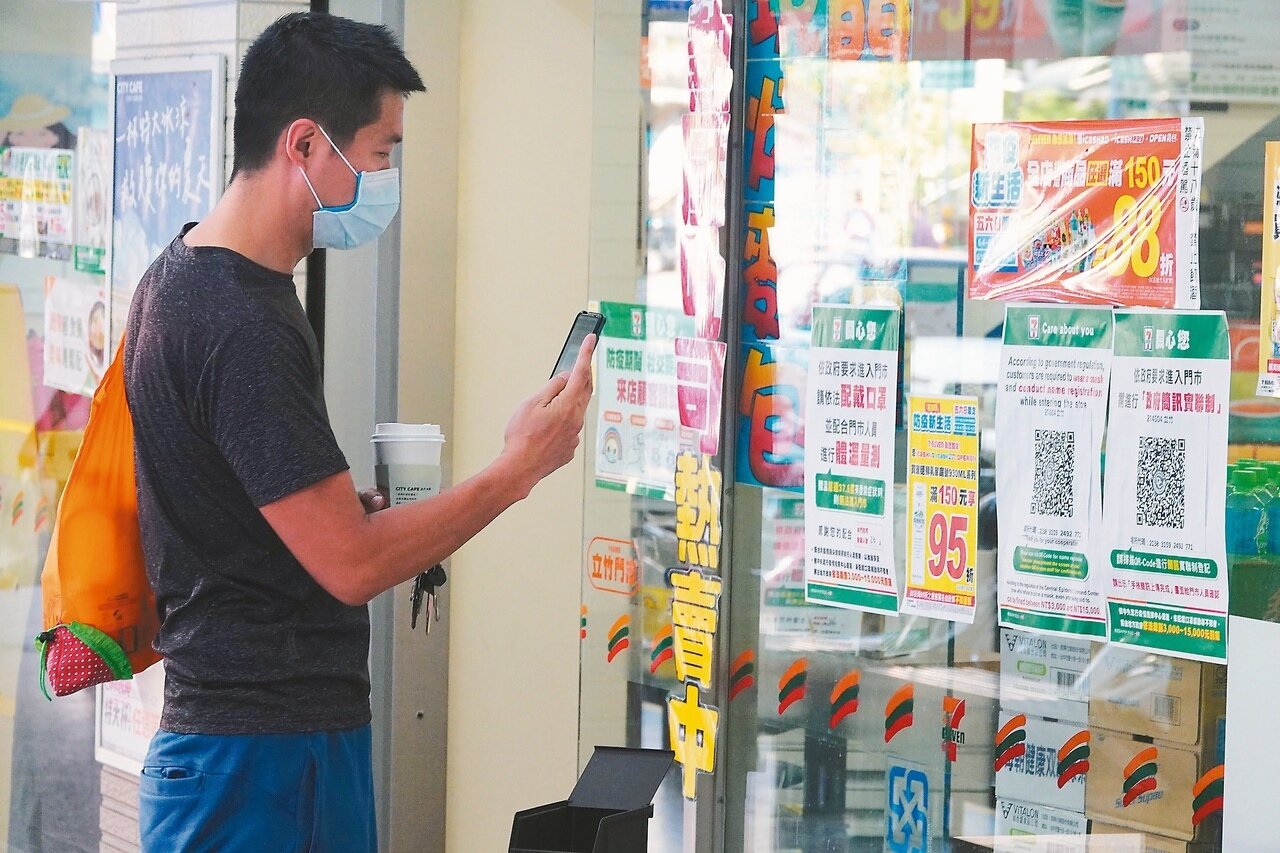 由於國內多數人都打過疫苗,即使有感染個案也大多輕症,使得很多人都未落實實聯制,防疫鬆懈。示意圖,非新聞當事人。記者林伯東/攝影