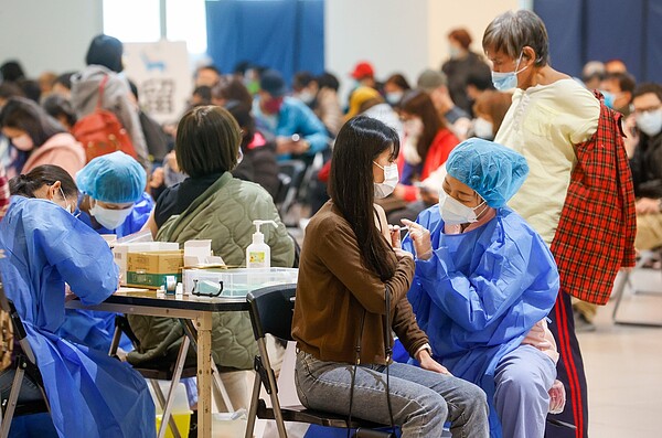 指揮中心擬定第三劑接種率如能突破五成,邊境管制可望逐步解封。本報資料照片