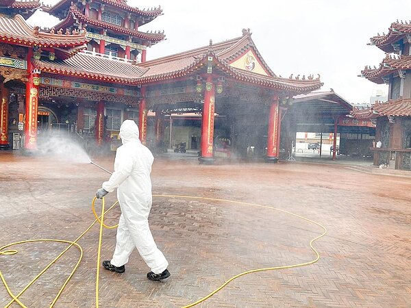 台南安南區砂石場父子接獲居隔通知,除「趴趴走」買魚湯遭各裁罰20萬元外,居然還開車到新營太子宮求神保佑。(台南市政府提供/曹婷婷台南傳真)