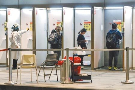 醫療應變組副組長羅一鈞表示,目前國內有9條傳播鏈感染源案需待釐清。圖為桃園機場入境旅客13日依規定進行深喉唾液採檢,儘管指揮中心已請桃機公司加強用酒精清消,民眾仍憂心交互傳染。(陳麒全攝)