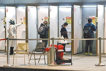 醫療應變組副組長羅一鈞表示,目前國內有9條傳播鏈感染源案需待釐清。圖為桃園機場入境旅客13日依規定進行深喉唾液採檢,儘管指揮中心已請桃機公司加強用酒精清消,民眾仍憂心交互傳染。(陳麒全攝)