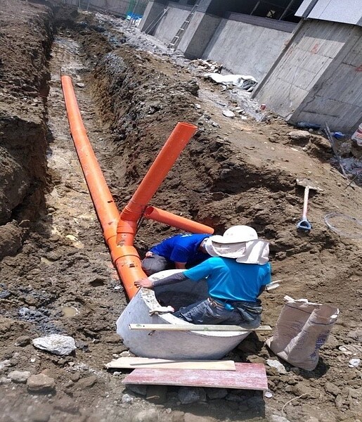 台南市大力推動汙水下水道接管率提升,但也面臨老舊集合式大樓沒雨汙分離致無法接管的問題。圖/李啟維提供