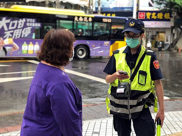 警方維護行人安全執法取締及高齡行人交安宣導。圖／北市交大提供