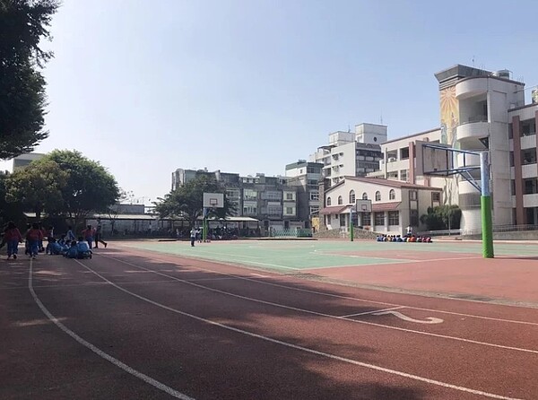 嘉義市嘉北國小興建地下停車場,施工時封閉操場。圖/嘉義市政府提供