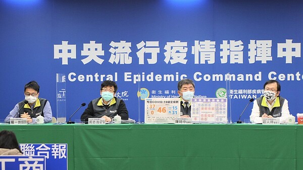 指揮中心醫療應變組副組長羅一鈞(左一)表示,因資料有誤,經再次核對兩名手搖飲員工(案19492、19525)的定序均為桃機群聚相關序列。圖/指揮中心提供