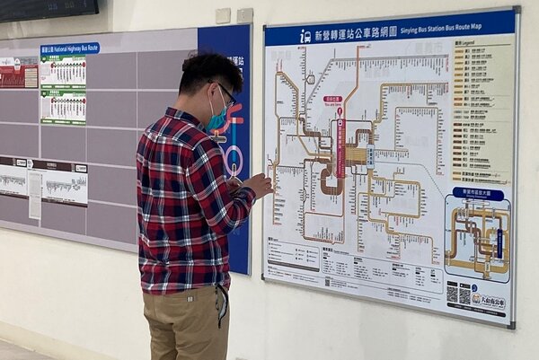 台南市交通局在新營轉運站增設全新公車路網圖，並且延續製作「捷運風」設計感的路線圖，使站位資訊及乘車服務資訊更簡潔易懂。圖／台南市政府提供