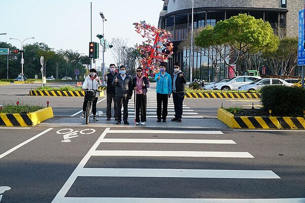 竹北市指標道路進行行人通行環境及無障礙設施設 ,並透過行穿線退縮、庇護空間等設計,避免路口視野死角,提升路口通行安全。圖/新竹縣政府提供