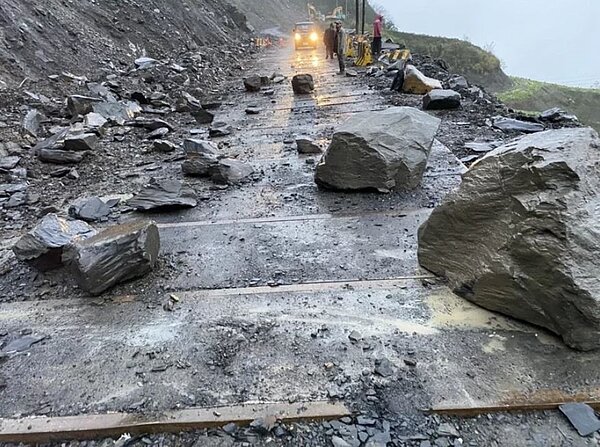 南投仁愛投89線力行產業道路15.8K今又發生坍方,大量落石阻斷雙向交通。圖/高政光提供