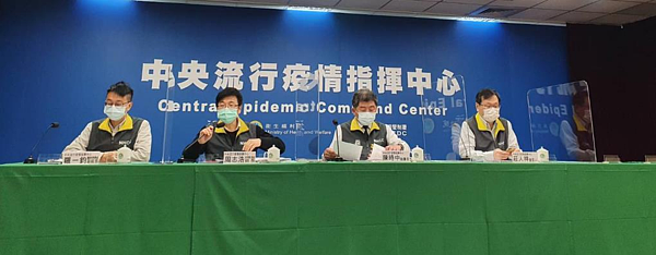 指揮中心舉行記者會說明。記者會出席名單由左到右指揮中心醫療應變組副組長羅一鈞、疫情監測組組長周志浩、指揮官陳時中、發言人莊人祥。記者楊雅棠/攝影
