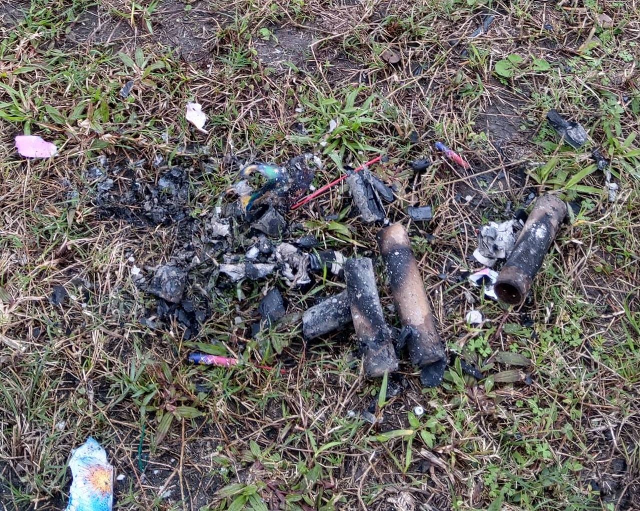 最近經常有人在宜蘭河濱公園放鞭炮，草皮被燒掉一片坑坑洞洞，還留下炮屑造成髒亂，感覺很差。記者戴永華／攝影 