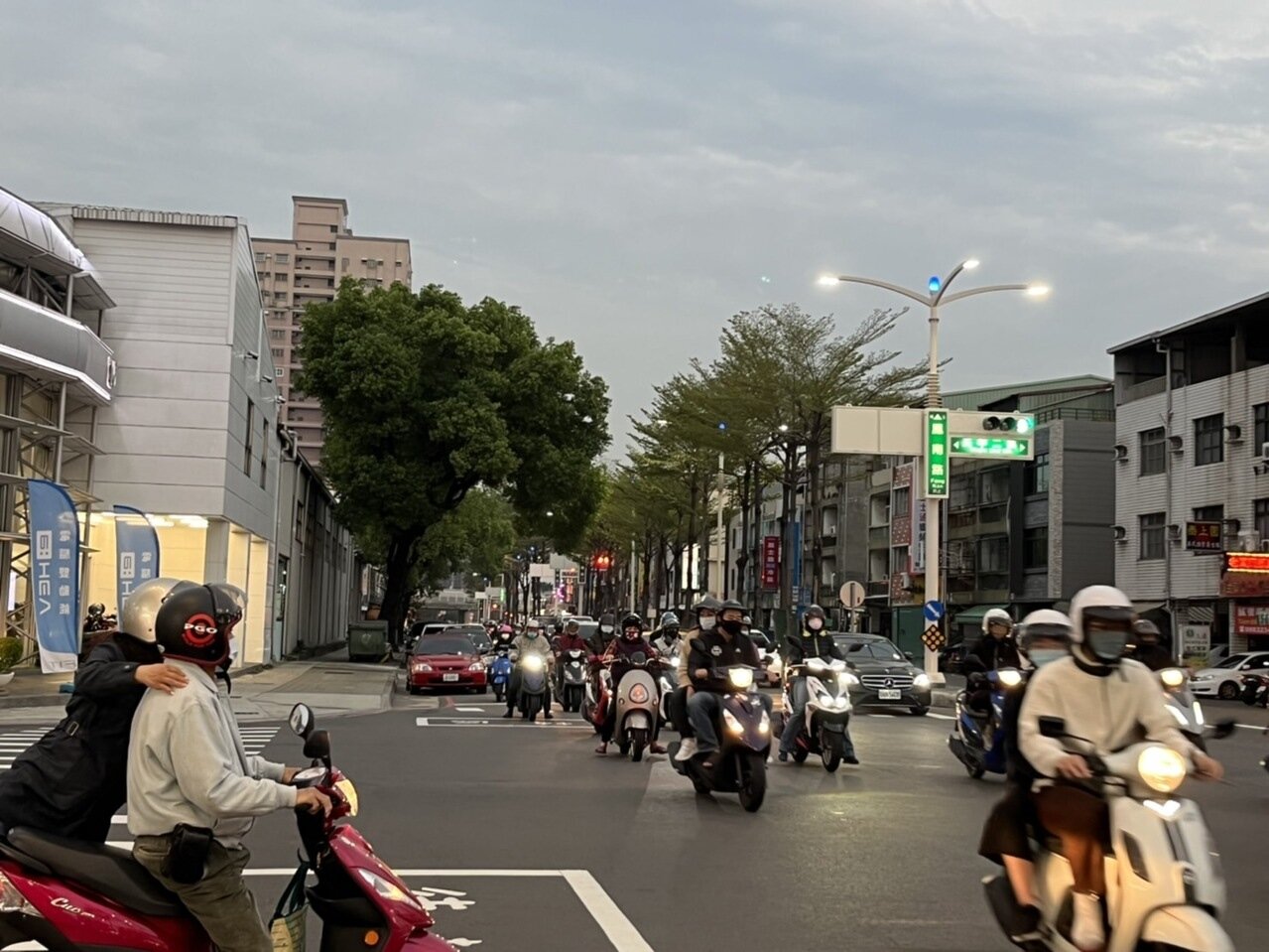 高雄捷運黃線將在鳳山區五甲二路一帶設置站點,市議員表示,周邊交通流量大,多為私人用地。記者林巧璉/攝影