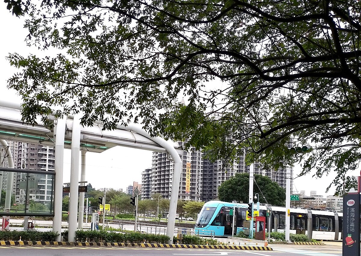房市小白求上車 新北逛一圈選淡水:住得比較像人 2018年底輕軌捷運綠山線通車,加上2020年底第一期藍海線也通車,讓淡海新市鎮的交通便利性大大提升,在地民眾就說,「有時想想,淡海新市鎮人口不到5萬還有輕軌,真是挺幸福的」。圖/好房網News記者林和謙/攝