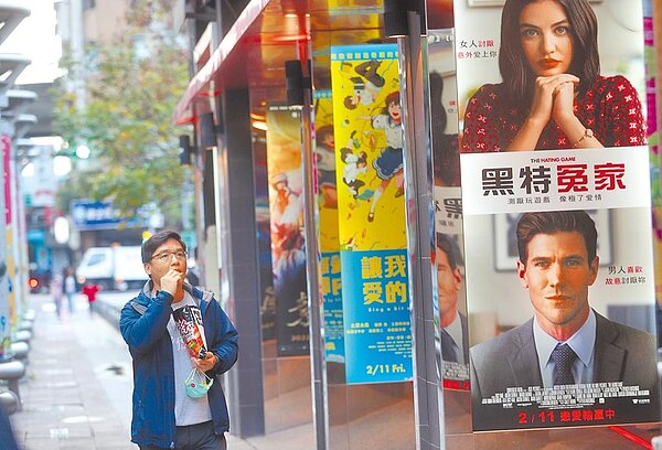 工商團體希望政府能在兼顧邊境安全和國民健康的前提之下,逐步開放,不要開放後再緊縮回去,反而會對企業衝擊更大。圖為台北市宣布15日起微解封,看電影的民眾可以帶著飲料及零食進電影院內享用。(劉宗龍攝)